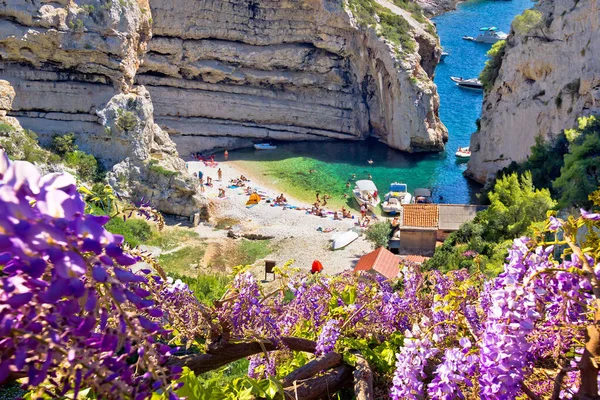 Vis Adası 'ndaki Stiniva körfezi plajı, Hırvatistan' da doğa harikası