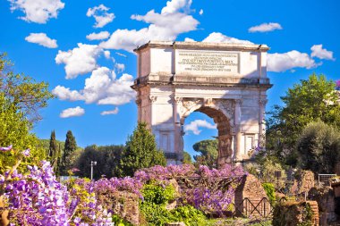Ebedi Roma şehri. Titus 'un kemeri Forum Romanum tarihi meydanında. Roma 'nın simgeleri, İtalya' nın başkenti