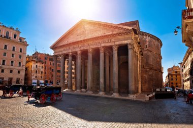 Roma 'nın sonsuz şehrinde, İtal' ın başkenti olan acınası kare tarihi eser.