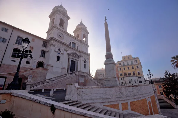 Kościół Santissima Trinit Dei Monti Nad Hiszpańskimi Schodami Rzymie Rano — Zdjęcie stockowe