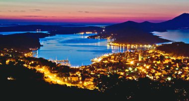 Losinj Körfezi panoramik manzarasında renkli gün batımı, Hırvat Kvarner takımadası