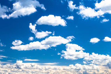 Beyaz bulutlu güzel mavi gökyüzü, doğa arka planı