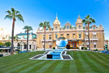 Monte Carlo, Monaco, 20 Ocak 2020: Casino de Monte-Carlo ünlü renkli cephe manzarası. Monako Prensliği 'nde bulunan ikonik kumar ve eğlence kompleksi. Monako vatandaşlarının kumarhanenin oyun odalarına girmesi yasaktır.