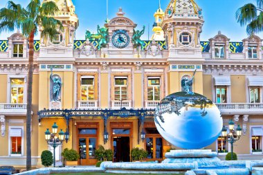 Monte Carlo, Monaco, 20 Ocak 2020: Casino de Monte-Carlo ünlü renkli cephe manzarası. Monako Prensliği 'nde bulunan ikonik kumar ve eğlence kompleksi. Monako vatandaşlarının kumarhanenin oyun odalarına girmesi yasaktır.
