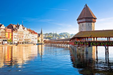 Luzern ahşap Şapel Köprüsü ve kule manzarası, İsviçre 'nin merkezindeki şehir simgesi.