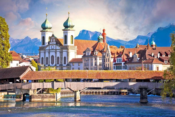 Luzern Hölzerne Flussbrücke Und Blick Auf Die Kirche Wahrzeichen Der — Stockfoto