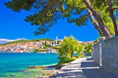Zadar takımadaları. Kali Ugljan adasında turkuaz deniz ve yürüyüş yolu manzarası, Dalmaçya 'nın Croati bölgesi