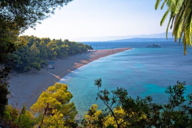 Zlatni Rat ünlü turkuaz plajı Bolc adası manzaralı, Golden Horn, Dalmaçya Croati takımadası