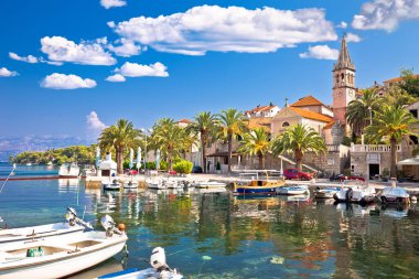 Brac adasındaki Splitska köyü ve Hırvatistan Dalmaçya takımadası tarihi manzarası