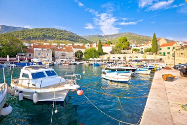 Brac adası kıyısı manzaralı Bol kasabası, Hırvatistan Dalmaçya takımadası