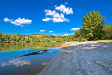 Mura ağzındaki Drava Nehri plajı, Podravina bölgesi, Hırvatistan ve Macaristan 'ın doğal sınırı