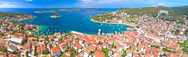 Hvar kentinin panoramik manzarası, Hırvatistan Dalmaçya takımadası