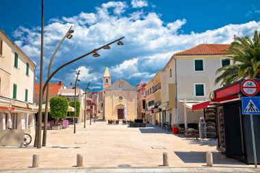 Novalja kasabası merkez kare manzarası, Pag Adası, Croati takımadası.