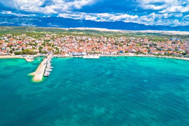 Hırvatistan 'ın Dalmaçya bölgesindeki Pag adası hava manzaralı Novalja plajı ve limanı