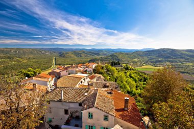 Motovun. Motovun ve Mirna nehir manzaralı Idyllic Hill kasabası. Hırvatistan 'ın İstria bölgesi