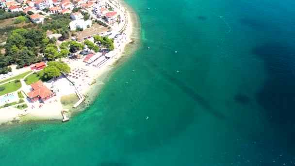 Miasto Zadar nabrzeże lotnicze letni materiał filmowy plaży Puntamika, Dalmacja region Chorwacji — Wideo stockowe