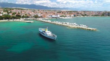 Pag Adası 'ndaki Novalja kasabası, Hırvatistan takımadası, kıyı manzarası