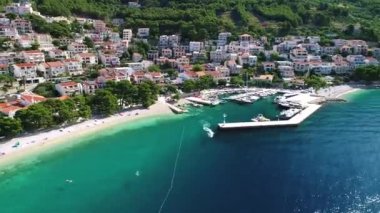 Hırvatistan 'ın Makarska Riviera, Dalmaçya bölgesindeki Brela sahili ve liman manzarası