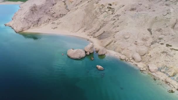 メタヘナ島、パグ島。石の砂漠で有名なベリトニカビーチ素晴らしい景色空中ビュー — ストック動画