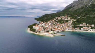 Makarska Riviera 'daki Igrane köyü ve Hırvatistan' ın Dalmaçya bölgesindeki Biokovo dağlarının havadan deniz manzarası