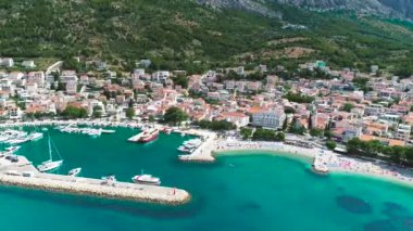 Baska Voda plajı ve kıyı manzarası, Hırvatistan 'ın Dalmaçya kentinde Makarska Riviera