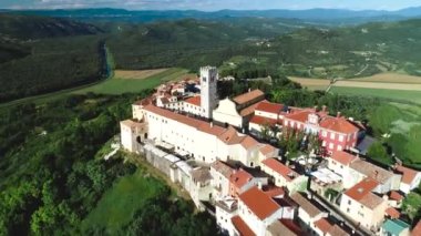 Motovun. Savunma taş duvarları ve Mirna nehir vadisi ile çevrili cennet manzaralı Motovun kasabası. Hırvatistan 'ın İstria bölgesi