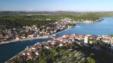 Kıyı kasabası Tisno 'nun panoramik manzarası