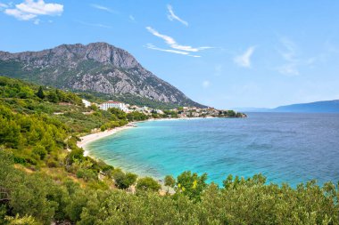 Hırvatistan 'ın Dalmaçya bölgesindeki Makarska Riviera liman manzaralı Gradac köyü
