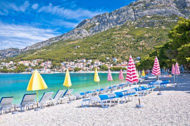 Baska Voda plajı ve kıyı manzarası, Hırvatistan 'ın Dalmaçya kentinde Makarska Rivierası