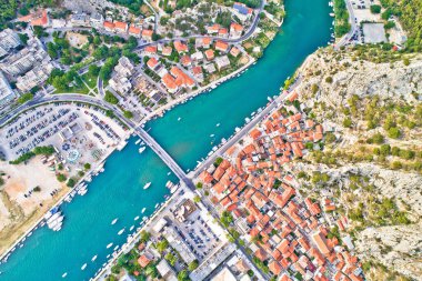 Hırvatistan 'ın Omis ve Cetina kentlerinin nehir manzarası, Dalmaçya bölgesi