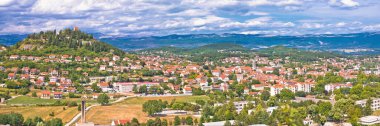 Sinj. Sinj kasabası panoramik manzara, Hırvatistan 'ın Dalmaçya iç bölgesi