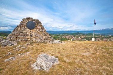 Hırvatistan 'ın Dalmaçya Hinterland bölgesinde Osmanlı İmparatorluğu' na karşı tarihi 1715 tarihli kaleden Sinj kasabası manzarası