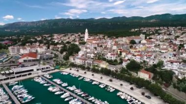 Novi Vinodolski kasabası hava manzarası, Adriyatik denizi, Hırvatistan 'ın Kvarner bölgesi