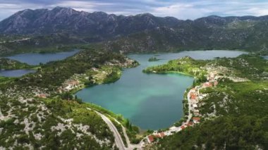 Bacina, Hırvatistan 'ın güney Dalmaçya bölgesindeki hava manzaralı panoramik manzaraya sahip