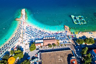 Selce 'deki Poli Mora turkuaz kumsalının hava manzarası, Croati' deki Crikvenica Riviera