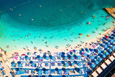 Selce 'deki Poli Mora turkuaz kum plajının hava manzarası, Hırvatistan' daki Crikvenica Rivierası