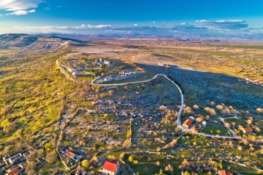 Hırvatistan 'ın Dalmaçya Hinterland bölgesindeki tepedeki tarihi Bribirska Glavica kasabasının hava manzarası