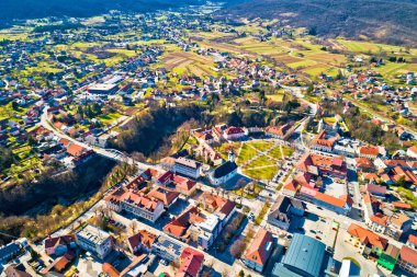 Ogulin kasabası ve Dobra nehri kanyonu havadan panoramik manzara, orta Hırvatistan manzarası