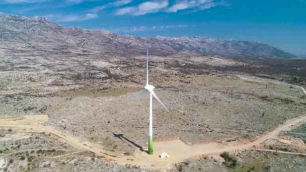 ベレビット山の景色の下の風力発電タービン 放棄された工場からのアルカリプール クロアチアのダルマチア地域 — ストック動画