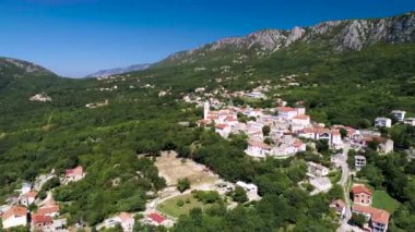 Hırvatistan 'ın Kvarner bölgesindeki Vinodol Vadisi manzaralı tarihi Bribir kasabası