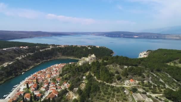 克罗地亚达尔马提亚群岛 Novigrad Dalmatinski要塞废墟和海湾全景空中景观 — 图库视频影像
