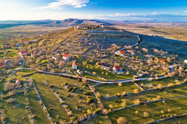 Hırvatistan Dalmaçya Hinterland Bölgesindeki Tepedeki Tarihi Bribirska Glavica Kasabasının Hava — Stok fotoğraf