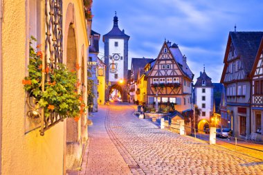 Tarihi Rothenburg ob der Tauber kasabasının ünlü Plonlein kapısı ve kaldırımlı caddesi Almanya 'nın Bavyera bölgesinin romantik yolu.