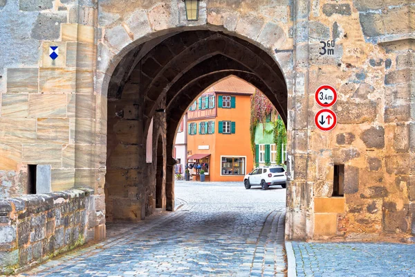 歴史的な町ディンケルスブールの塔門ビュー ドイツのバイエルン地方のロマンチックな道路 — ストック写真