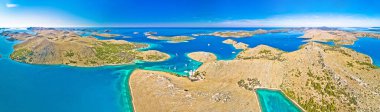 Kornati. Hırvatistan 'ın Dalmaçya bölgesindeki Kornati ulusal parkının inanılmaz ada takımadaları panoramik manzarası