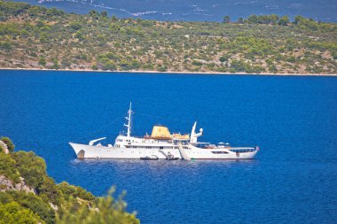 Kornati, Hırvatistan, 17 Ağustos 2019: Christina O yatı Hırvatistan Dalmaçya takımadası Kornati Ulusal Parkı 'nda. Aristo Onassis 'in sahip olduğu en ünlü yatlardan biri..
