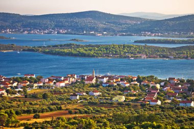Turanj köyü ve Pasman adası takımadaları Hırvatistan 'ın Dalmaçya bölgesi panoramik manzarası