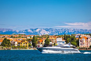 Zadar Rıhtımı ve sürat teknesi manzarası, Velebit dağı arka planı, Hırvatistan Dalmaçya takımadası