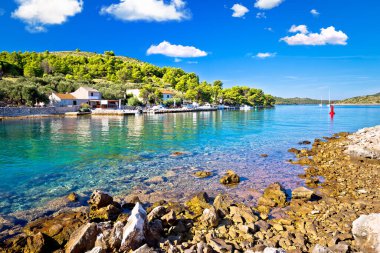 Katina adasının Kornati adalarındaki dar deniz geçidi ulusal park Saf doğa manzarası, Dalmaçya takımadası, Hırvatistan