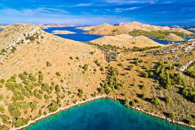 Kornati. Hırvatistan 'ın Dalmaçya bölgesindeki Kornati ulusal parkı hava manzaralı taş çöl adası takımadaları